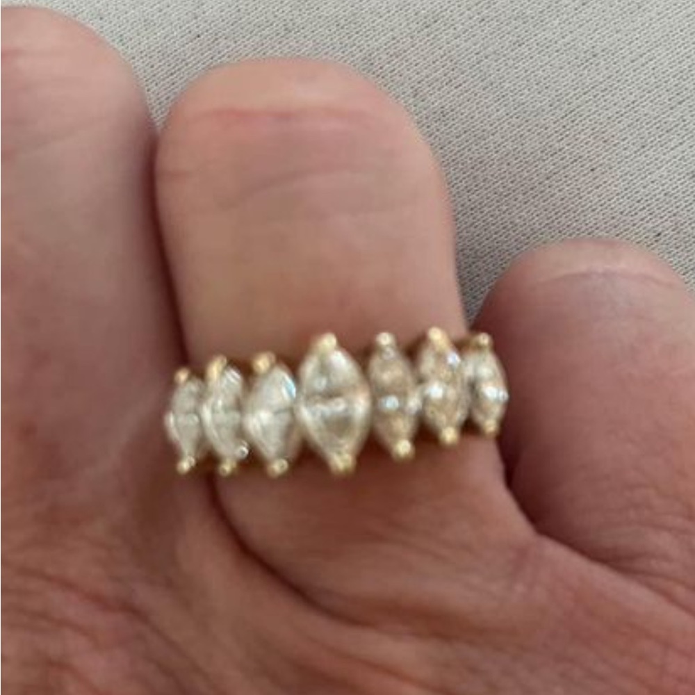 Beautiful diamond ring, almost 2 karats total weight.